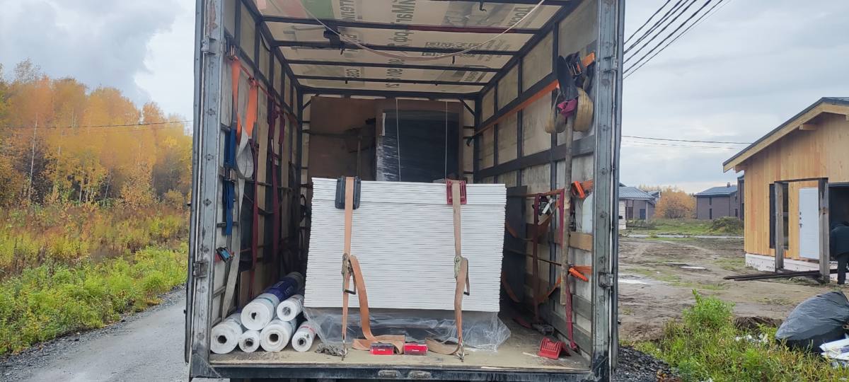 Газель с гипсокартоном и мембраной Изобокс у дома в Новосибирске