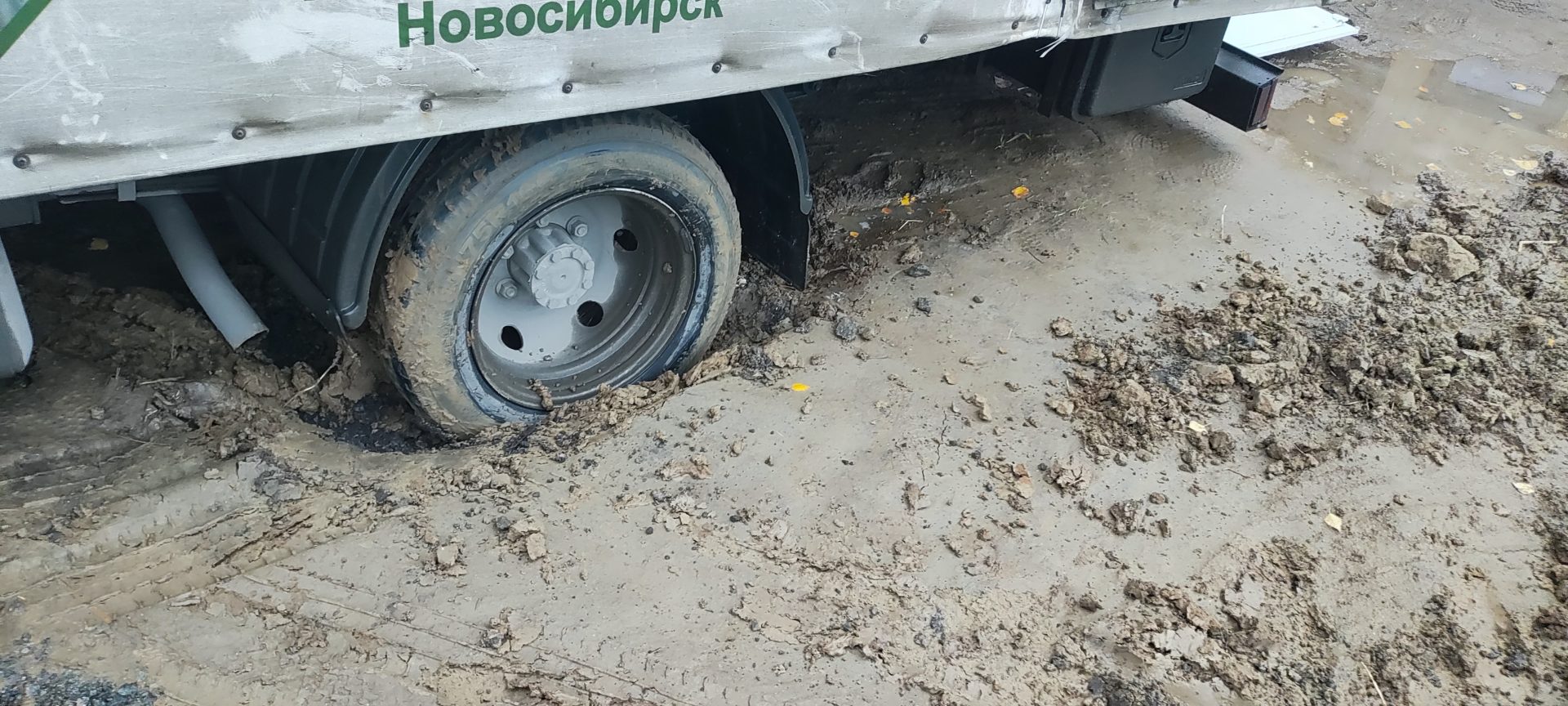 Заднее левое колесо Газели провалилось в размокшую землю